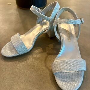 Silver Women’s Low Heels. Open Toe Ankle Strap Sandals w/ Buckle-Size 6